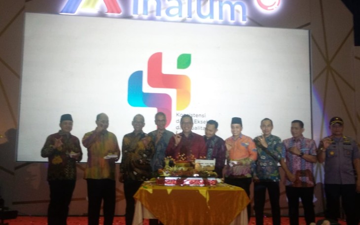 Bupati Batu Bara pada saat pemotongan Nasi Tumpeng Hut ke 44 Inalum bersama Komisaris Utama Inalum