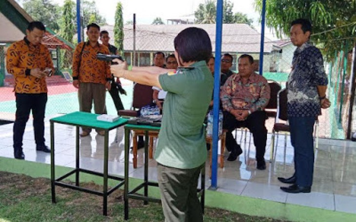 Bea Cukai Bersama Kodim Bitung Latihan Menembak