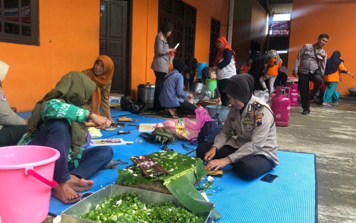 Polres Batang Terjunkan Polwan Jadi Juru Masak