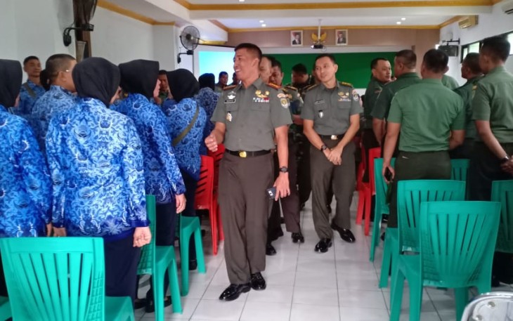 Anggota Kodim terima Jamdan dari Dandim 0505/JT 