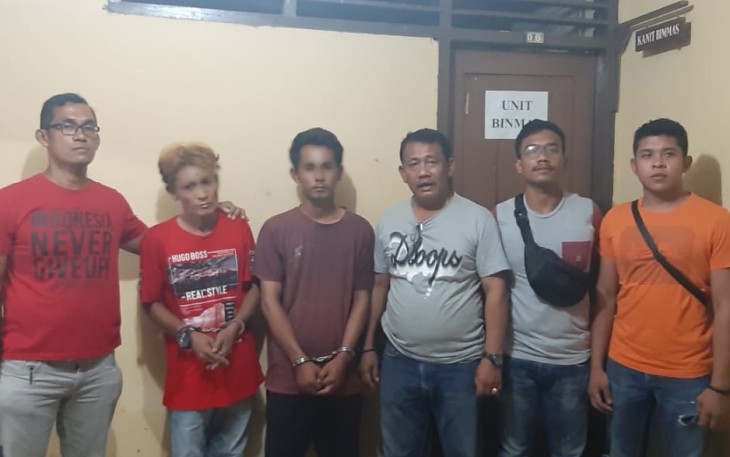 Dua pelaku (diborgol) saat diamankan