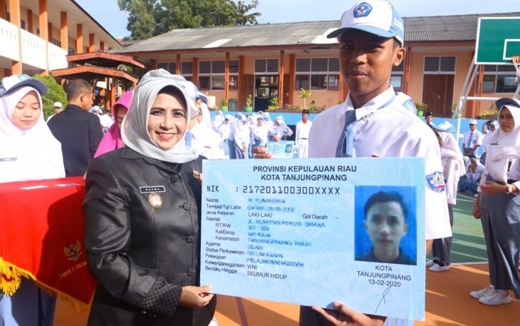 Rahma Serahkan KTP-el untuk Siswa SMKN 2