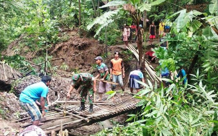 Jembatan Darurat Dibangun Ulang
