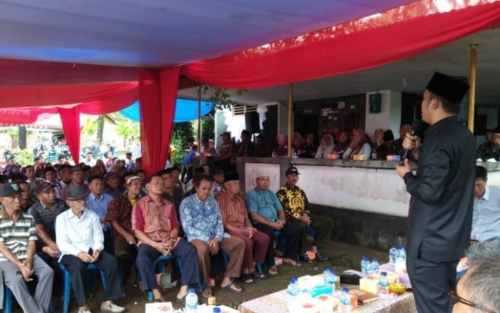 Warga saat menyampaikan keluhannya bertepatan dengan reses dewan