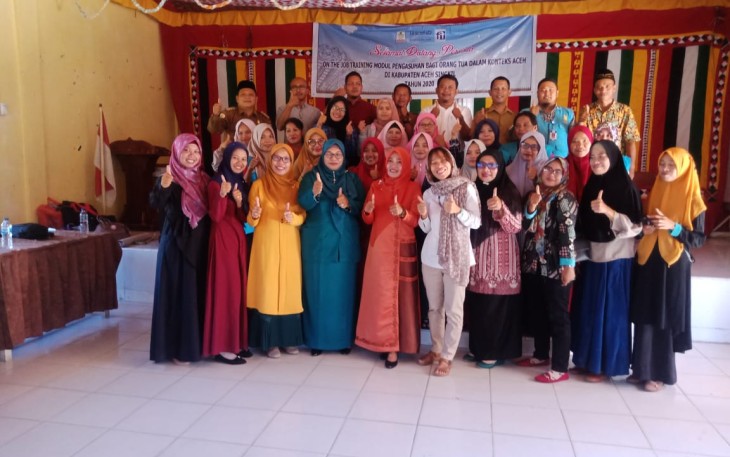 Ketua PKK Aceh Singkil Ibu Atma Dulmusrid foto bersama peserta On the Job Training  (OJT) Modul Pengasuhan Bagi Orang Tua dalam Konteks Aceh.