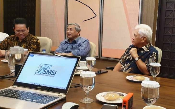 Dialog dengan Wakil Ketua Dewan Penasehat Serikat Media Siber Indonesia (SMSI) M. Hatta Rajasa dan jajaran pengurus SMSI Pusat yang berlangsung di Gedung 6 Jalan Darmawangsa Raya Kebayoran Baru Jakarta Selatan Rabu (19/2) malam. 
