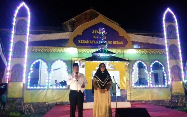 Camat Medang Deras Syahrizal SH didampingi Istri Wirda S.Pd pada saat Menutup MTQ Ke 13.