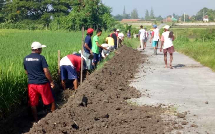 Kades Nglinggi Kerahkan Warganya Untuk Bergabung Dengan TNI Buat Talud Desa