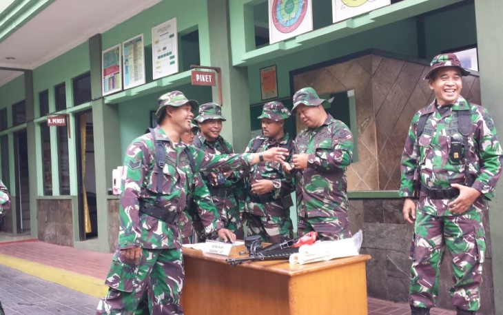 Personil Kodim 0503/Jakarta Barat Bongkar Pasang Senjata