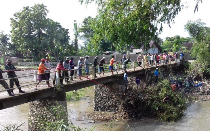 Gerakan Bersihkan Sampah Menggunung di Aliran Sungai