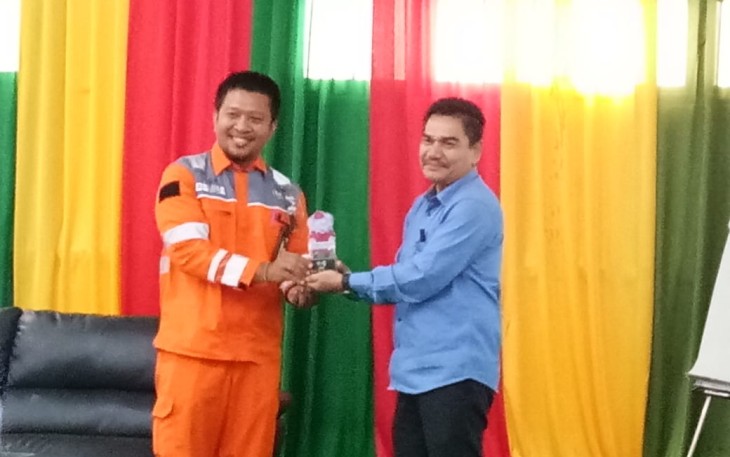 Dr. M.Dahlan Menerima Plakat Dari PT PIM Dalam Acara Pembekalan Mahasiswa HSE Goes To Kampus Yang Diserahkan Usman Abubakar ishak Selaku Supertendent K3LH