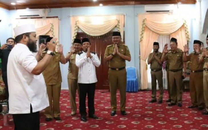 Wali Kota Bengkulu Helmi Hasan Sedang Memperagakan Salam Hidayah
