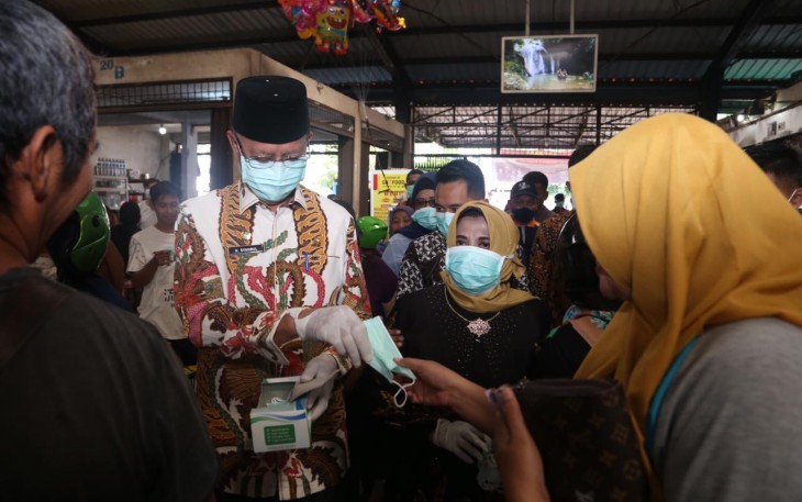 Syahrul-Rahma Berbagi Masker untuk Warga di Pasar