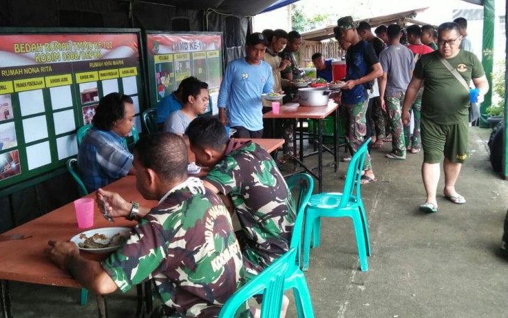 Satgas TMMD Kodim Depok 0508 Makan Bareng Warga
