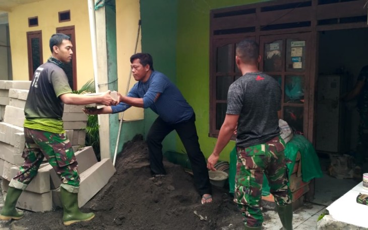 Bapak Alamsyah Ikut Bantu Satgas TMMD Rehab Rumahnya 