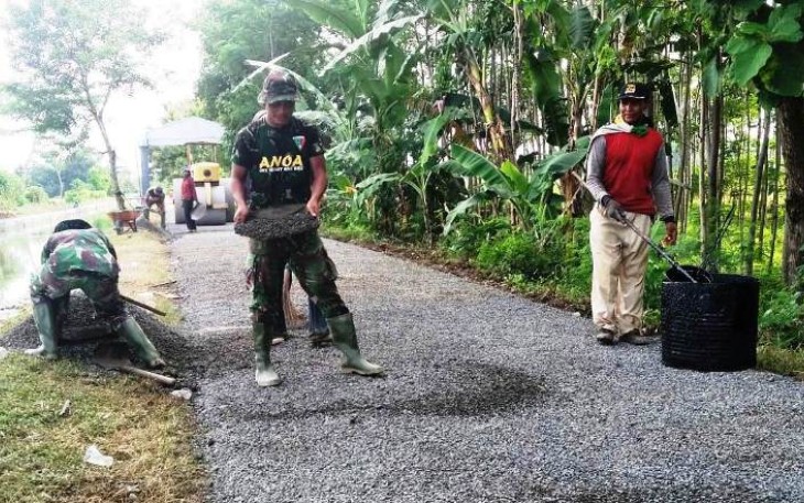 Terus dikebut Pengaspalan Jalan TMMD Reguler di Pantirejo Pekalongan