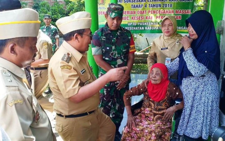 Mbah Karyi Dapat Kursi Roda Dari Bupati Pekalongan