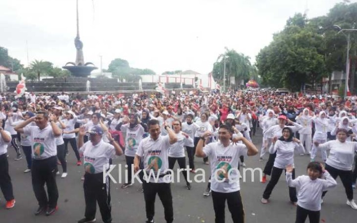 Bupati Rijanto (empat dari kanan) saat ikut senam bersama di acara Blitar Raya Sehat