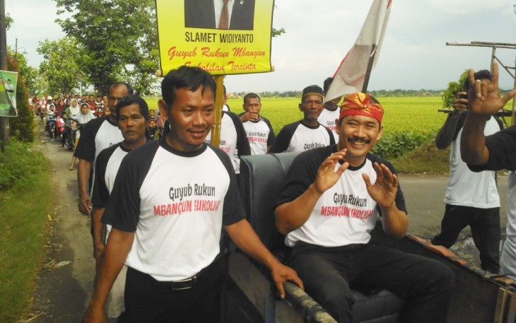 Lek Awit saat diarak mengelilingi desa Sukolilan oleh para relawan-relawan pemuda desa Sukolilan dengan diiringi musik drum black.