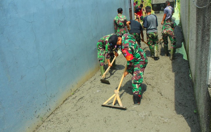 Dansatgas TMMD ke 107 Kodim 0508/Depok Ikut Membantu Pengecoran Jalan H. Amin 