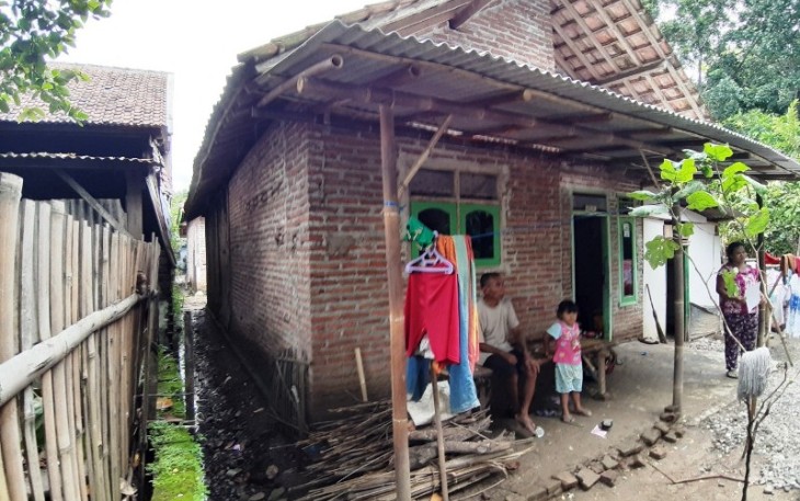 Rumah Berlantai Tanah Ini Pas Dijadikan Sasaran Rehab TMMD Reguler Pekalongan