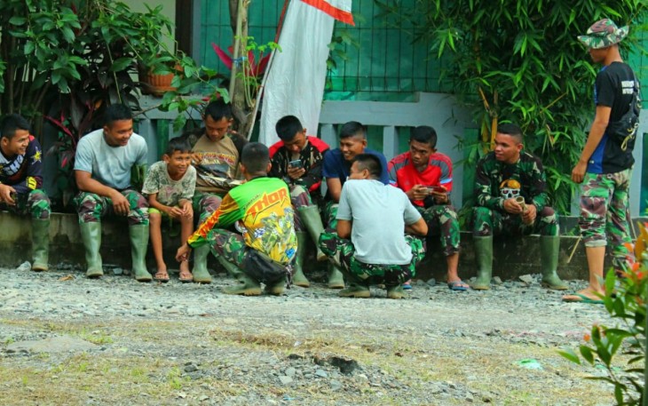 Satgas TMMD Hibur Anak Warga Saat Rehat Tugas