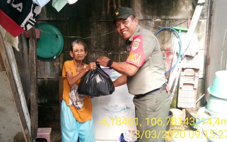 Koramil 05/KJ Bagikan Sembako