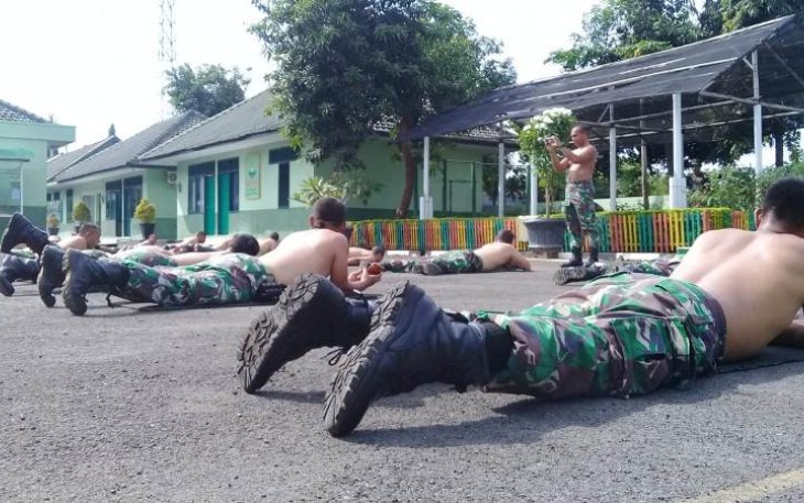 Dansatgas TMMD Reguler Instruksikan Anggota Kodim Pekalongan Berjemur 10-15 Menit Setiap Hari