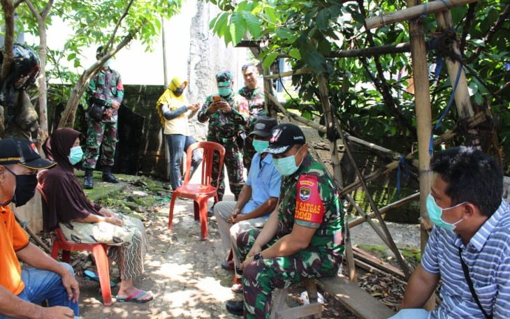 Dansatgas TMMD 107 Kodim 0508/Depok Santuy Komsos dengan Warga di Lokasi Sasaran Fisik