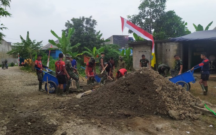 Satgas TMMD Kodim Depok Mulai Hamparkan Material Pengerasan Jalan 