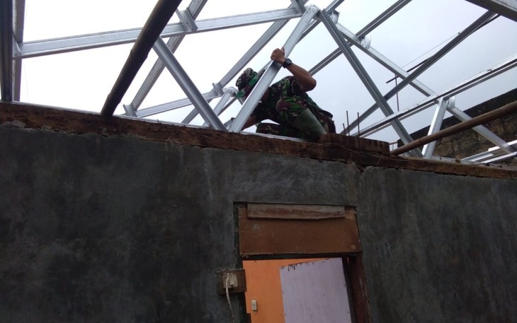 Satgas TMMD 107 Kodim Depok Mulai Pasang Rangka Atap Baja Ringan Rumah Nyai Marni