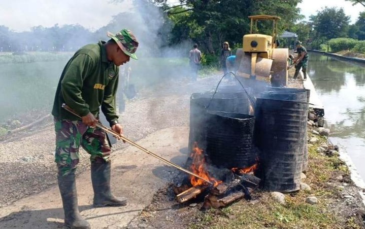 Penyiapan Aspal Untuk Pembangunan Jalan Di Pantirejo Pekalongan