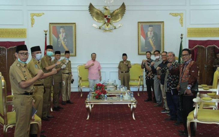 Gubernur Bengkulu saat adakan pertemuan