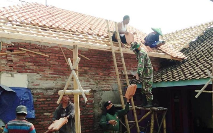 Rumah Supardi Pasang Genteng