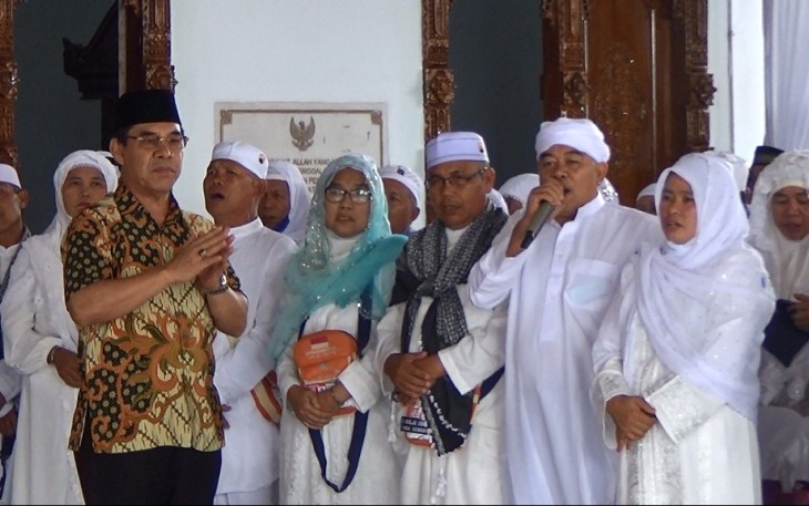 Bupati Rejang Lebong Ahmad Hijazi Mengenakan Peci Hitam 