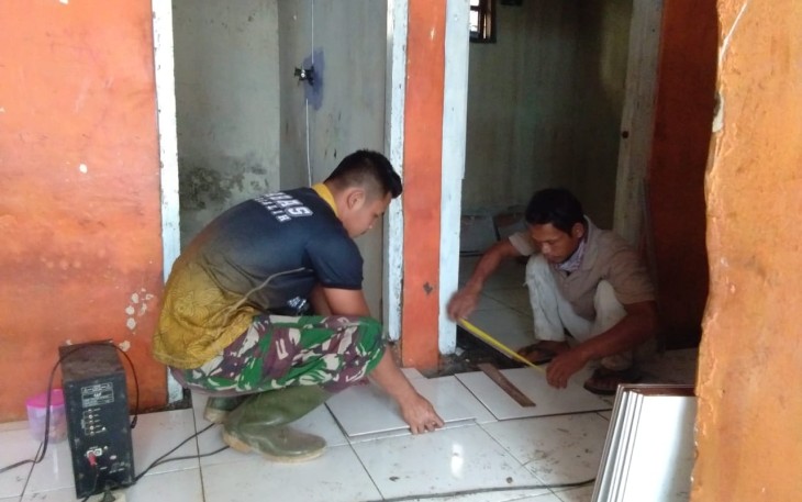 Satgas TMMD 107 keramik rumah Nyai Marni