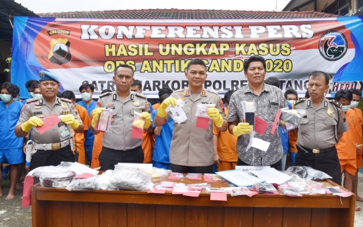 Konferensi Pers tersangka dan barang bukti