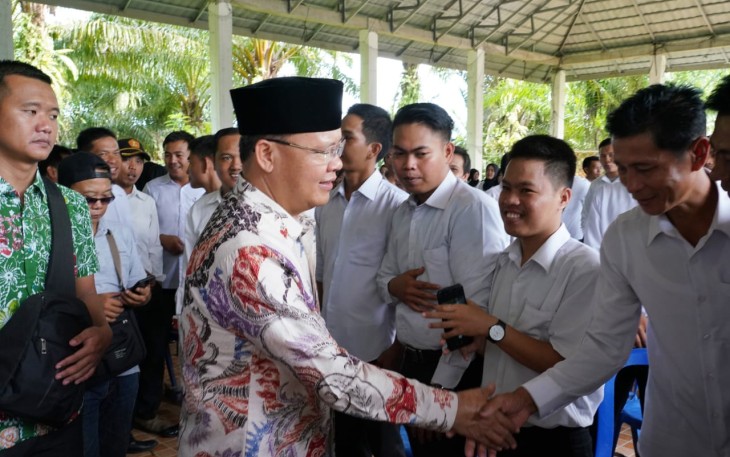 Gubernur Bengkulu Rohidin Mersyah saat menyerahkan SK