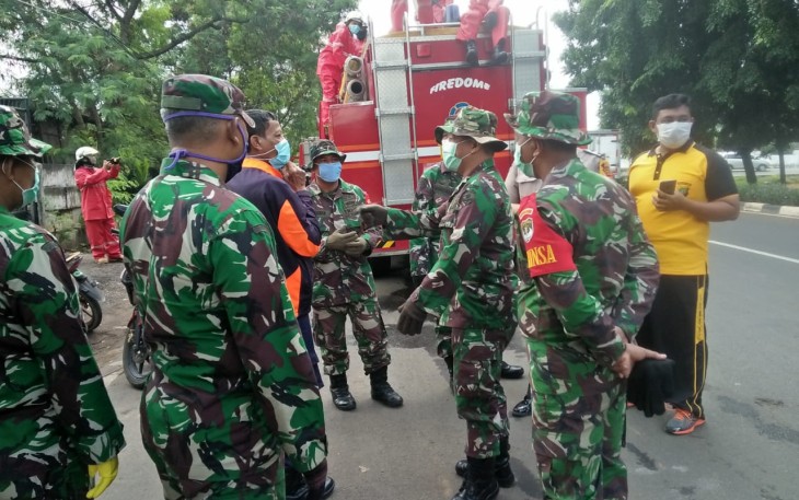 Kodim 0505/JT Bersama Muspiko Seprotkan Disinfektan di Wilayah Jaktim