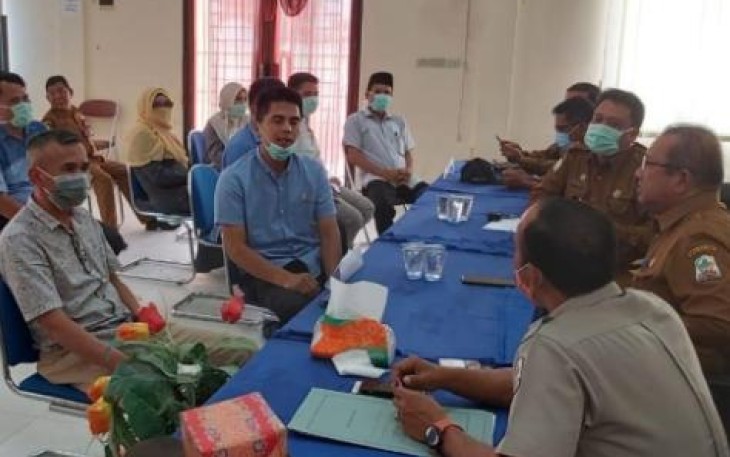 Para anggota DPRK Aceh Singkil saat mengunjungi posko Siaga Gugus Tugas Percepatan Penanganan penyebaran virus Corona atau Covid-19 daerah setempat.