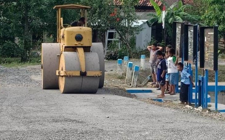 Keceriaan Anak-anak Pantirejo Pekalongan Melihat Alat Berat Membangun Akses Desa