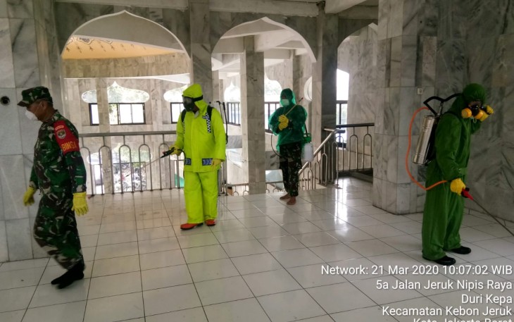 Kodim 0503/Jakarta Barat Lakukan Penyemprotan Disinfektan di Ruang Publik