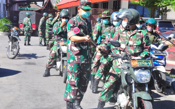 Dandim 0808/Blitar Letkol Inf Kris Bianto (berdiri paling depan) saat akan melepas tim penyemprotan Disinfektan