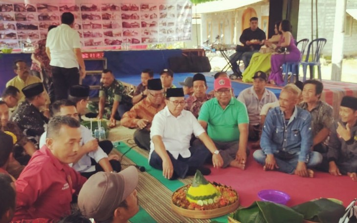 Bupati Blitar Rijanto (pakai baju putih, tengah) didampingi kepala dinas terkait di acara Tasyakuran warga desa Tugurejo, soal BSPS. 