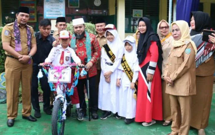 Wali Kota Bengkulu Helmi Hasan Berikan Langsung Sepeda Kepada Abizah Hasil Dari Program Gerakan Peduli Siswa SDN 8 Kota Bengkulu 