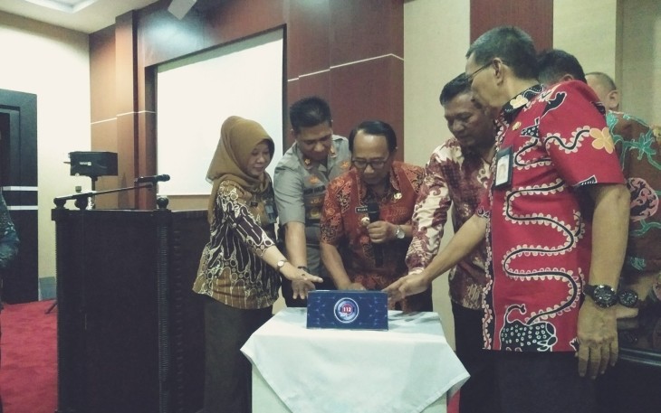 Bupati Rijanto (tengah) saat meluncurkan Layanan Call 112