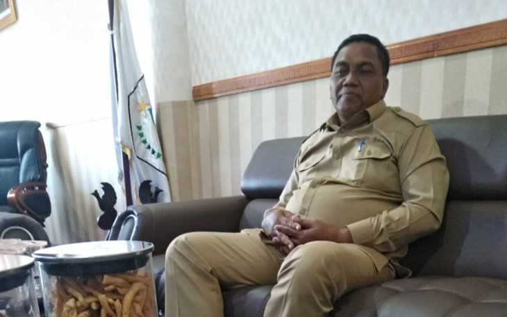 Bupati Aceh Singkil Dulmusrid saat ditemui diruang kerjanya.
