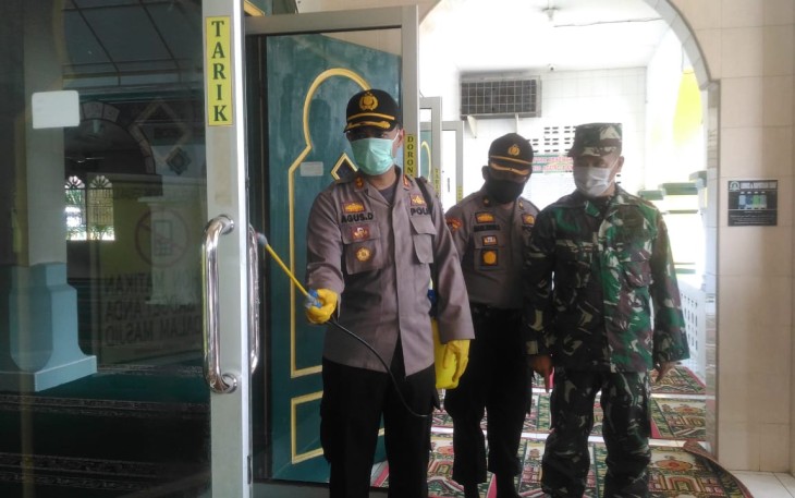 Kapolres Pimpin Peyemprotan Disinfektan ke Rumah Ibadah