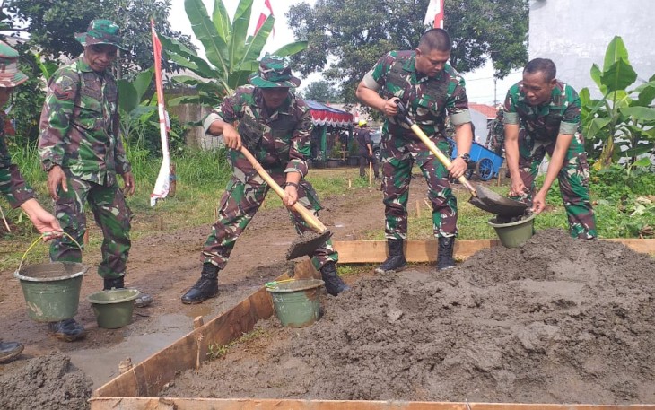 Dansatgas TMMD Ke-107 Kodim 0508/Depok Turun Langsung Bekerja Bersama Anggota Satgas