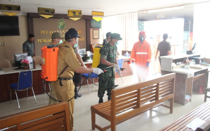 Penyemprotan disinfektan di fasilitas umum